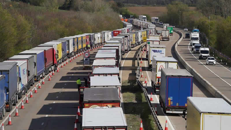 Dover’da kuyrukta bekleyen nakliyeciler,  bozulabilir mallar için öncelik istiyor
