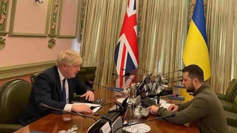 İngiltere Başbakanı Boris Johnson Kiev’de Zelenskiy ile bir araya geldi