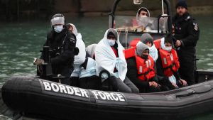 İngiltere Manş Denizi’ndeki göçmen botlarını Fransa’ya geri gönderme planından vazgeçti