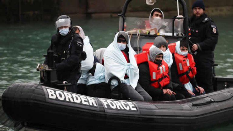 İngiltere Manş Denizi’ndeki göçmen botlarını Fransa’ya geri gönderme planından vazgeçti