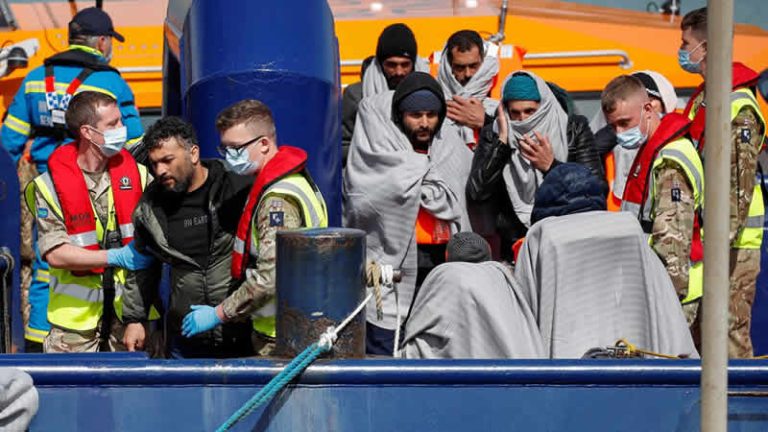 İngiltere ‘düzensiz göçe karşı’ donanmayı seferber ediyor