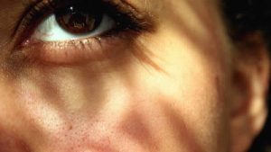 İngiltere’de 53 yaşındaki bir kadının deri hücresi 30 yıl gençleştirildi