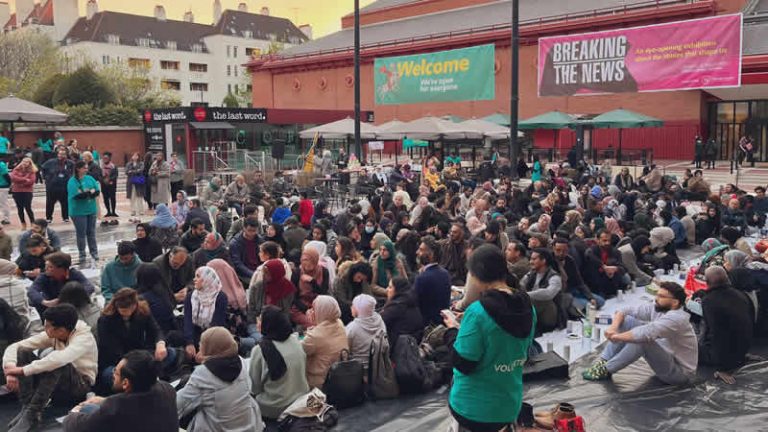 İngiltere’deki British Library’de toplu iftar etkinliği gerçekleştirildi