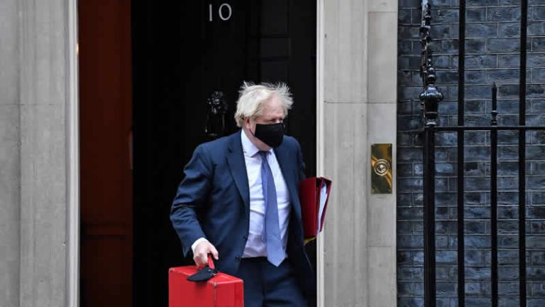 Johnson, İngiltere’de görevdeyken yasalara uymayarak cezalandırılan ilk başbakan oldu