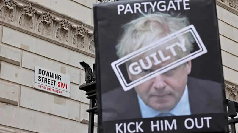 Johnson, para cezasının ardından parlamentoda özrünü yineledi