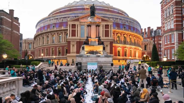 Londra kent merkezinde iftar yemeğine yüzlerce kişi katıldı