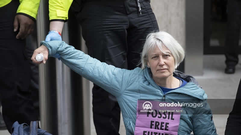 Londra'da çevreciler fosil yakıt kullanımını protesto etti.