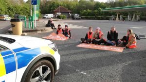 M25 otoyolu servislerindeki benzin pompaları bloke edildi