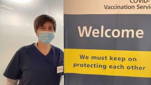 NHS’te gönüllü Covid aşısı yapan binlerce kişi kalıcı olarak işe alındı