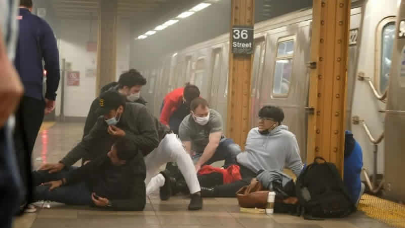 New York metrosunda şok saldırı! Saldırganın başına ödül kondu
