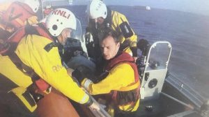 Norfolk’ta karaya oturan iki gemideki 18 kişi büyük bir operasyonla kurtarıldı