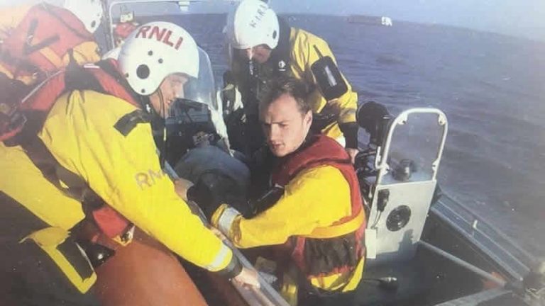 Norfolk’ta karaya oturan iki gemideki 18 kişi büyük bir operasyonla kurtarıldı