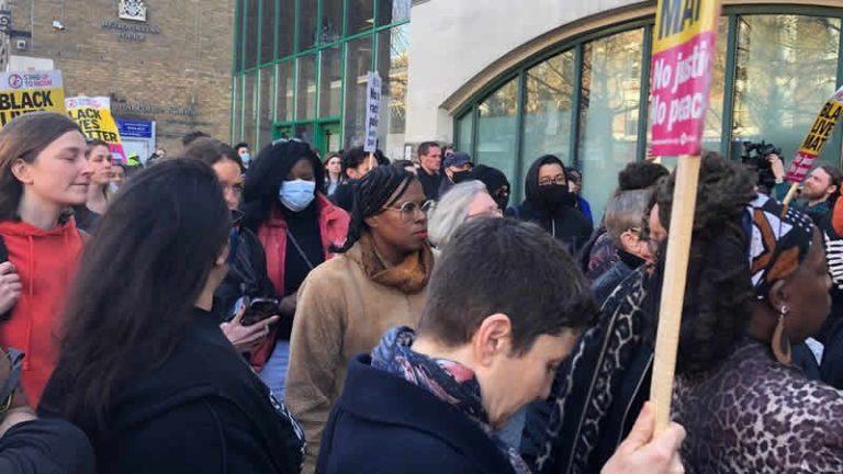 Öğretmenler, polisin okullara girmesinin son çare olması gerektiğini söylüyor