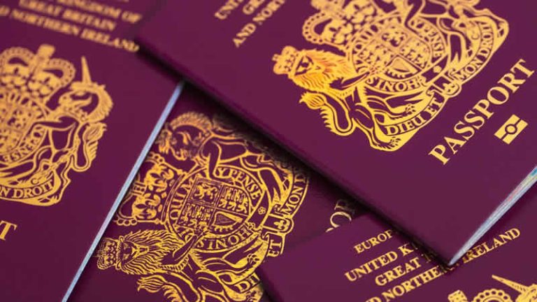 Ölen annesinin pasaportu ile İngiltere’ye gelen kadın, ülkesine iade edildi