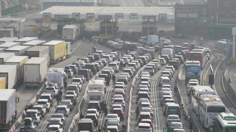 Paskalya seyahati: Sürücüler ve tren yolcuları aksama konusunda uyarıldı