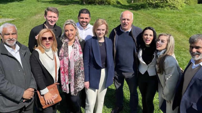 Türk siyasetçi Şazimet Palta İmre, Bakan Liz Truss’la birlikte seçim hazırlığında