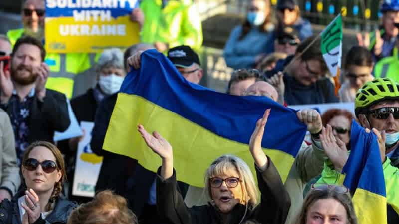 Ukraynalıların evlerinin soyulması Londra’da protesto edildi