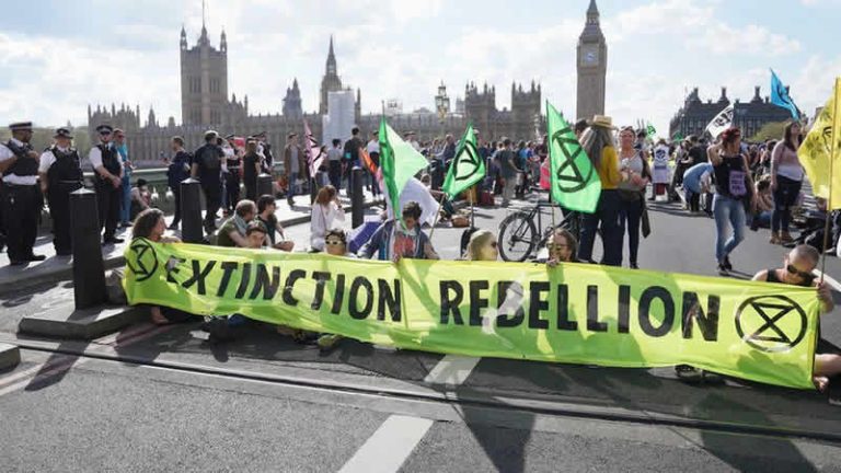 Yokoluş İsyanı üyeleri, Londra’daki en işlek dört köprüyü trafiğe kapattı