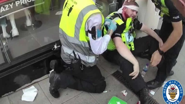 İngiltere’de bir alışveriş merkezinde polisleri bıçakla yaralayan iki kardeş tutuklandı