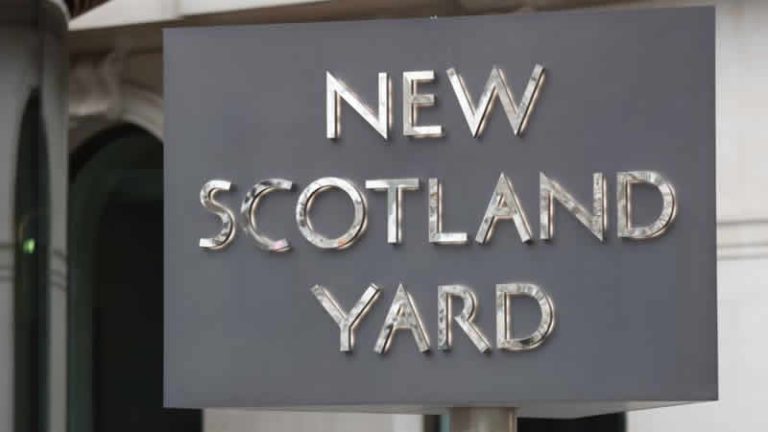 Brighton’da bir polis tecavüz suçundan tutuklandı