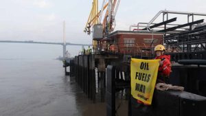 Çevreciler, Rus yakıtı taşıyan Yunan tankerini İngiltere limanına sokmadı