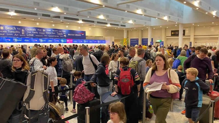 EasyJet, Gatwick’ten 200’den fazla uçuşunu iptal edeceğini duyurdu