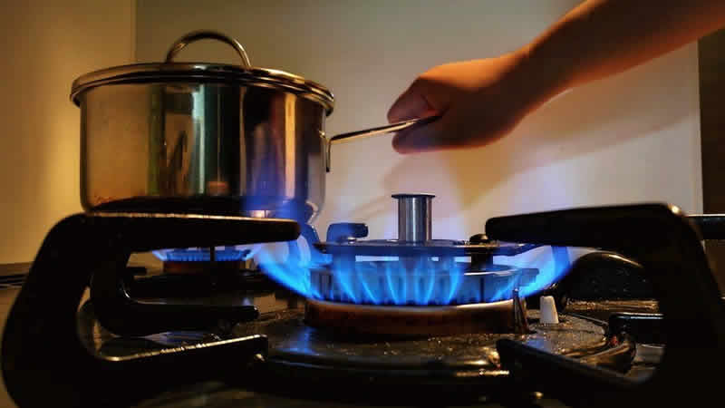 İngiltere ve Galler’de yoksul haneler 150 sterlinlik enerji indirimi almakta zorlanıyor