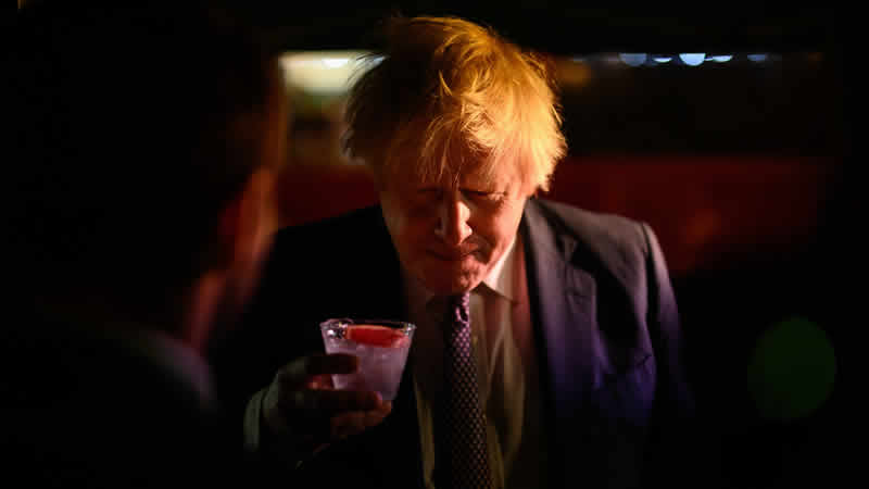 Başbakanlık’taki yasaklı partilere katılanlar BBC’ye konuştu: “Herkes birbirinin kucağına oturuyordu”