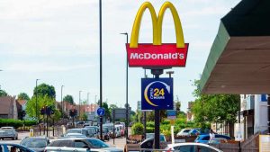 İngiltere’de enerji faturaları nedeniyle insanlar fast food restoranlarına gitmeyi tercih ediyor