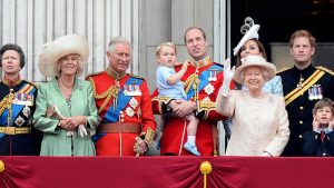 İngiltere’de halk desteğine sahip olan anayasal monarşi giderek güç kaybediyor
