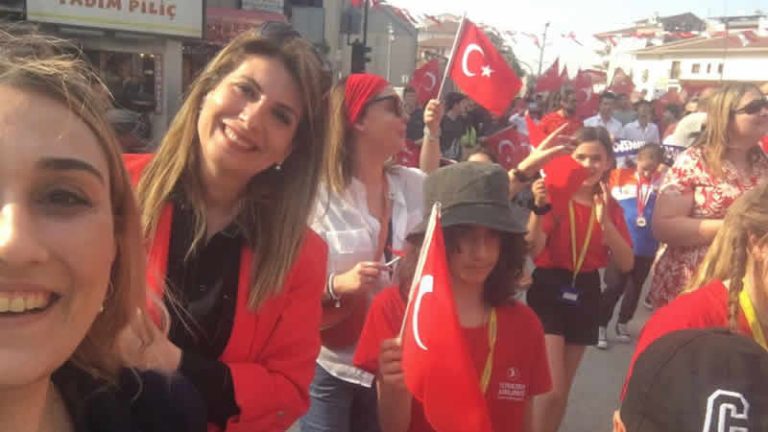 İngiltere’de okuyan ilkokul öğrencileri 19 Mayıs coşkusunu Türkiye’de yaşadılar