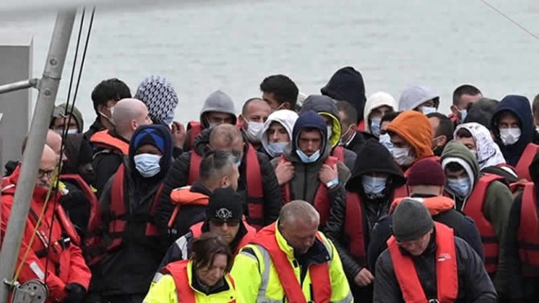 İngiltere’ye geçmek isteyen düzensiz göçmenler Manş Denizi’nde yakalandı
