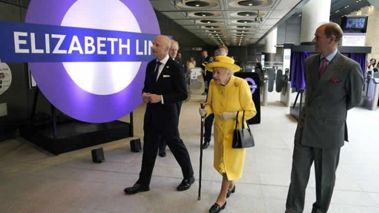 Kraliçe Elizabeth Londra’da adının verildiği metro istasyonunu ziyaret etti