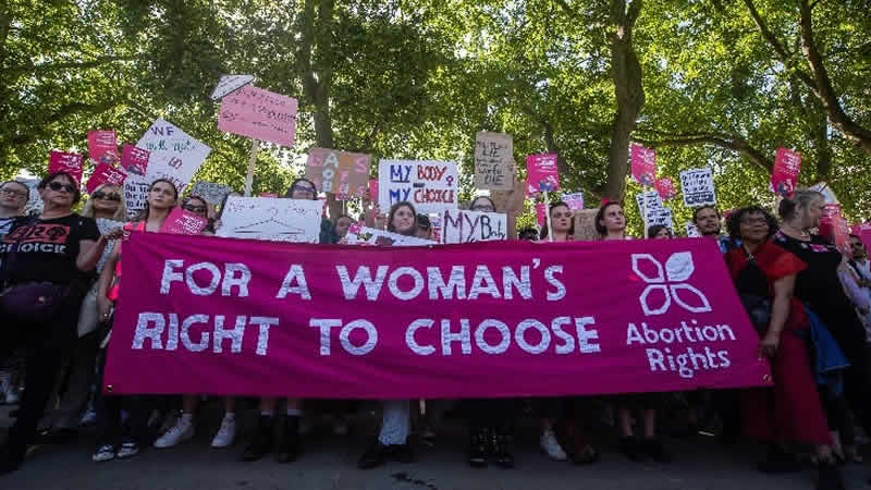 Londra’da kadınlar ABD’deki kürtaj yasasını protesto etti