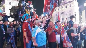 Londra’da yaşayan Trabzonsporlular şampiyonluğu doyasıya kutladılar