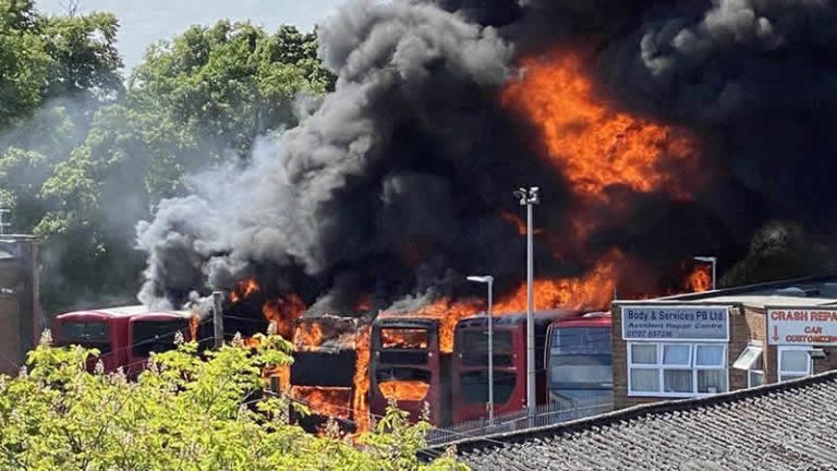 Potters Bar’da nakliye deposunda bulunan otobüsler alevler içinde kaldı