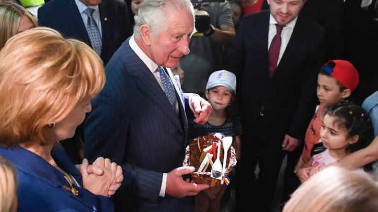 Prens Charles, Romanya’daki Ukraynalı mültecileri ziyaret etti