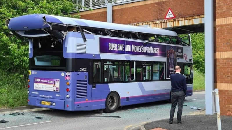 Sheffield’de otobüsün köprüye çarpması sonucu 4 kişi yaralandı