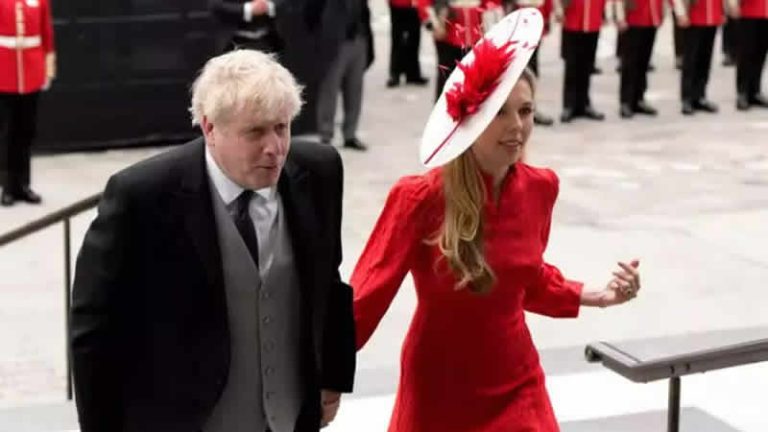 Başbakan Boris Johnson, Kraliçe için düzenlenen törende yuhalandı