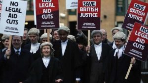 Birleşik Krallık’ta avukatlar adli yardım fonu nedeniyle greve gitti