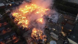 Birmingham’daki kağıt fabrikasında çıkan yangın korkuttu