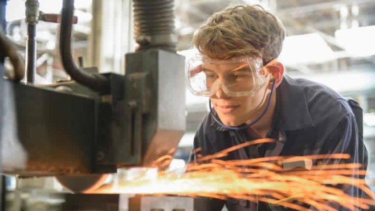 Firmalar yüksek fiyatlar ile savaşırken İngiltere ekonomisi küçülüyor