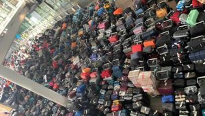 Heathrow Havaalanı’nda yığılan bagajlar nedeniyle uçuşlar iptal edildi