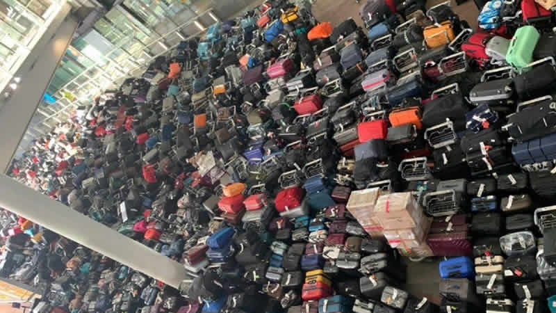 Heathrow Havaalanı’nda yığılan bagajlar nedeniyle uçuşlar iptal edildi