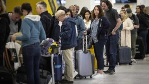 İngiltere havalimanlarındaki aksamalar devam ediyor