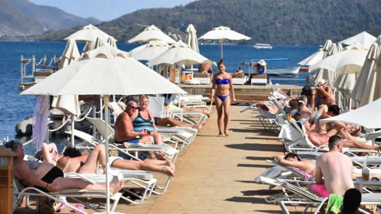 İngiltere, sterlinin TL karşısındaki gücü nedeniyle tatil için Türkiye’yi tavsiye etti