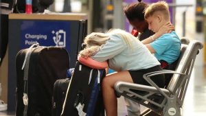 İngiltere’de son 30 yılın en büyük grevi nedeniyle uzun kuyruklar oluştu