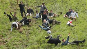 İngiltere’de 2 yıl aradan sonra “Peynir yuvarlama yarışması” yeniden yapıldı