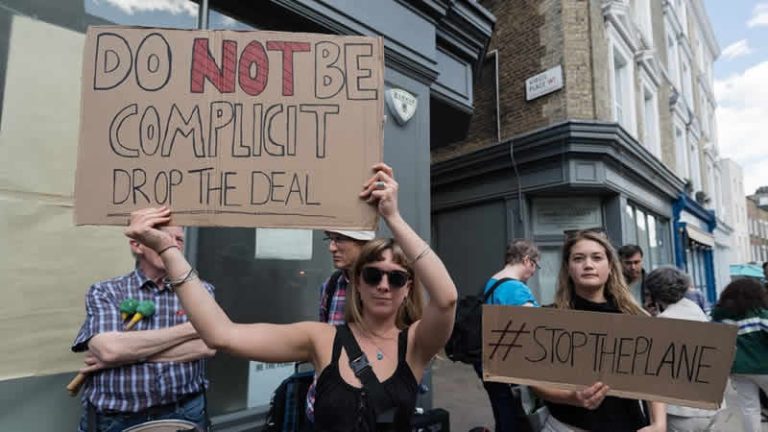 İngiltere’de Ruanda’ya gönderilecek göçmenlere destek gösterisi düzenlendi