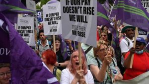 İngiltere’de binlerce kişi hayat pahalılığına karşı yürüdü